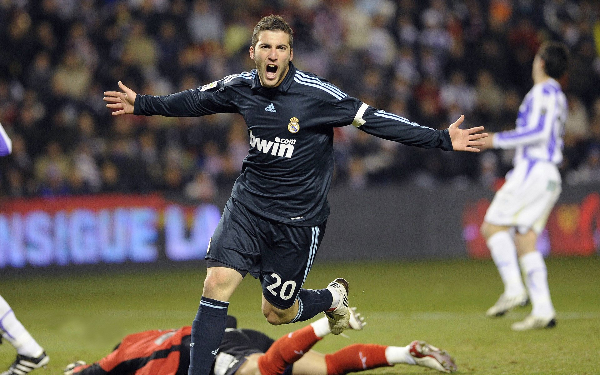 马赛历史首次逆转胜国际米兰,球迷沸腾,马赛主场球迷