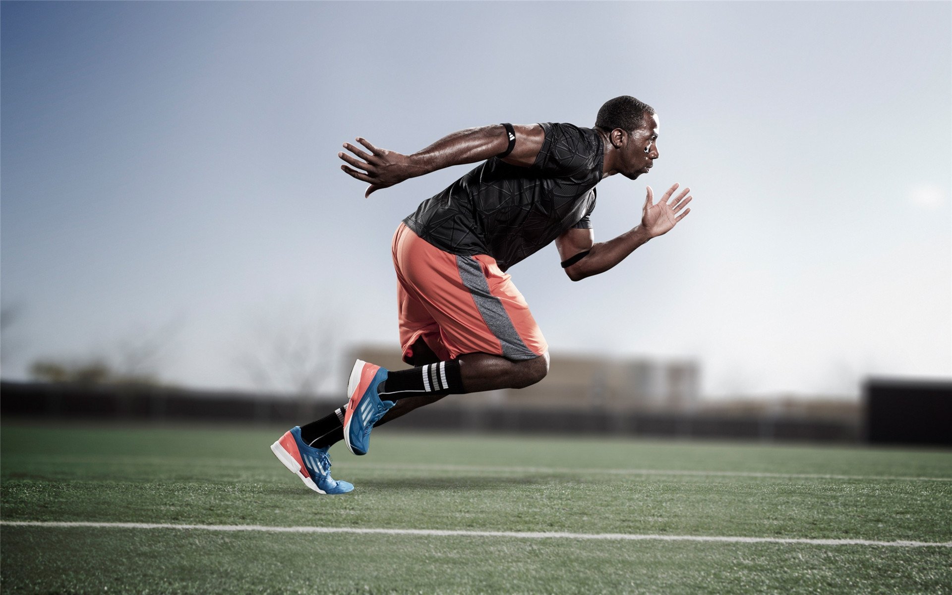 切尔西中后场紧逼有效限制对手发挥，切尔西中场球员